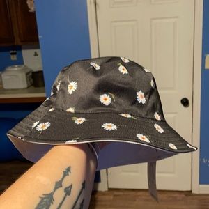 NWT Alice & Olivia reversible bucket hat